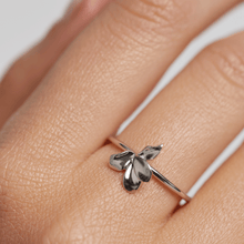 Load image into Gallery viewer, Narcise Silver Ring
